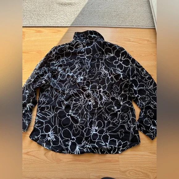 Chicos Soft Floral Black and White Women's Top - Picture 5 of 5